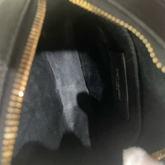 🚫⚠️ SOLD ⚠️🚫 Vinyle Round Quilted Leather Camera Bag (Black) - Picture 7 of 10